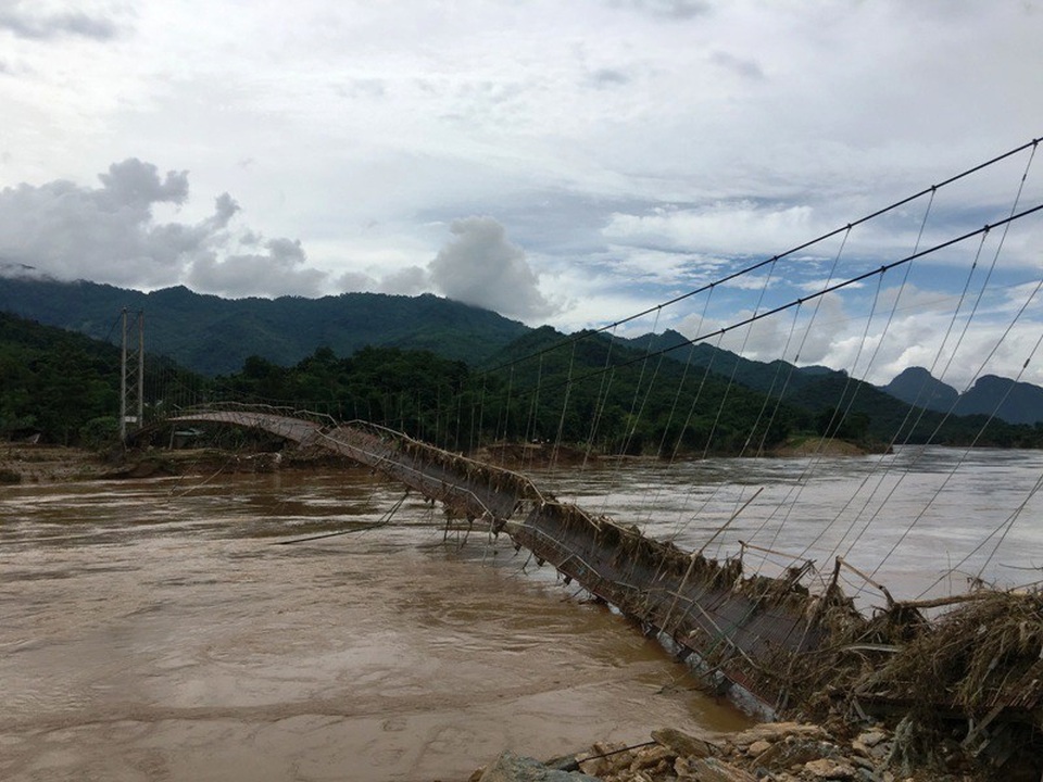 Cầu treo bị lật úp, hàng chục học sinh phải qua sông bằng đò ngang - 5 Vào những hôm mưa, nước sông dâng cao, chảy xiết rất nguy hiểm.