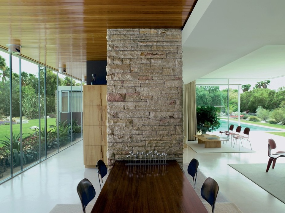 Kaufmann House, tọa lạc tại bang California (Mỹ) là một ngôi nhà mang tính biểu tượng của trường phái kiến trúc hiện đại, trong những năm 40 – 70 của thế kỷ trước. Điểm đặc trưng nhất của trường phái này chính là các công trình thường thể hiện sự giao thoa giữa cái cũ và cái mới, cùng với sự kết hợp tuyệt vời của kiến trúc cùng không gian xanh.