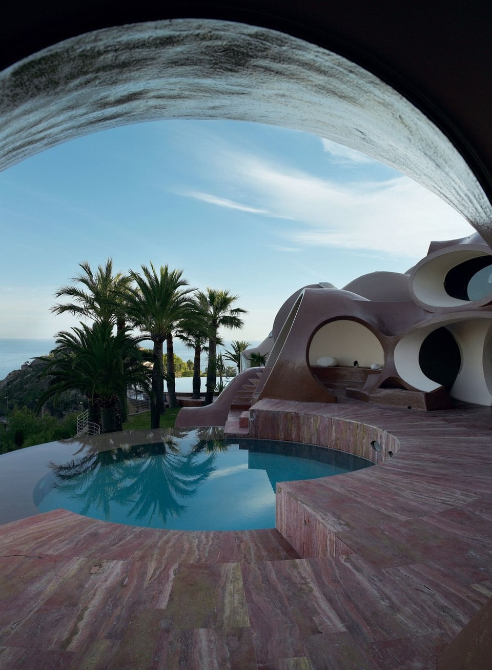 “Palais Bulles” là một ngôi nhà được thiết kể bởi kiến trúc sư người Hungary, Antti Lovag. Xây dựng vào năm 1989 – kỷ nguyên con người bắt đầu tiến ra ngoài vũ trụ - nên công trình này cũng mang một dáng vẻ rất “ngoài hành tinh”. Palais Bulles gần như không có một góc cạnh nào và khi nhìn từ xa, nó trông không khác gì những bong bóng kết lại với nhau. Được biết, chủ nhân nổi tiếng nhất của dinh thự độc đáo này chính là nhà thiết kế thời trang lừng danh Pierre Cardin.