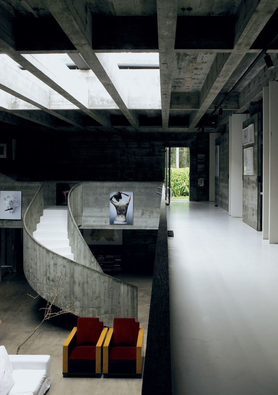 Cho đến tận ngày nay, Millán House của kiến trúc sư Paulo Mendes Da Rocha được xây dựng vào năm 1970, ở São Paulo, Brazil vẫn được coi là một biểu tượng trong làng kiến trúc, với phong cách thiết kế khai thác tối đa vẻ đẹp của kết cấu bê tông thô.