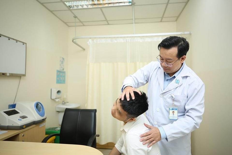 Bác sĩ đang thăm khám cho người bệnh. Ảnh: NP