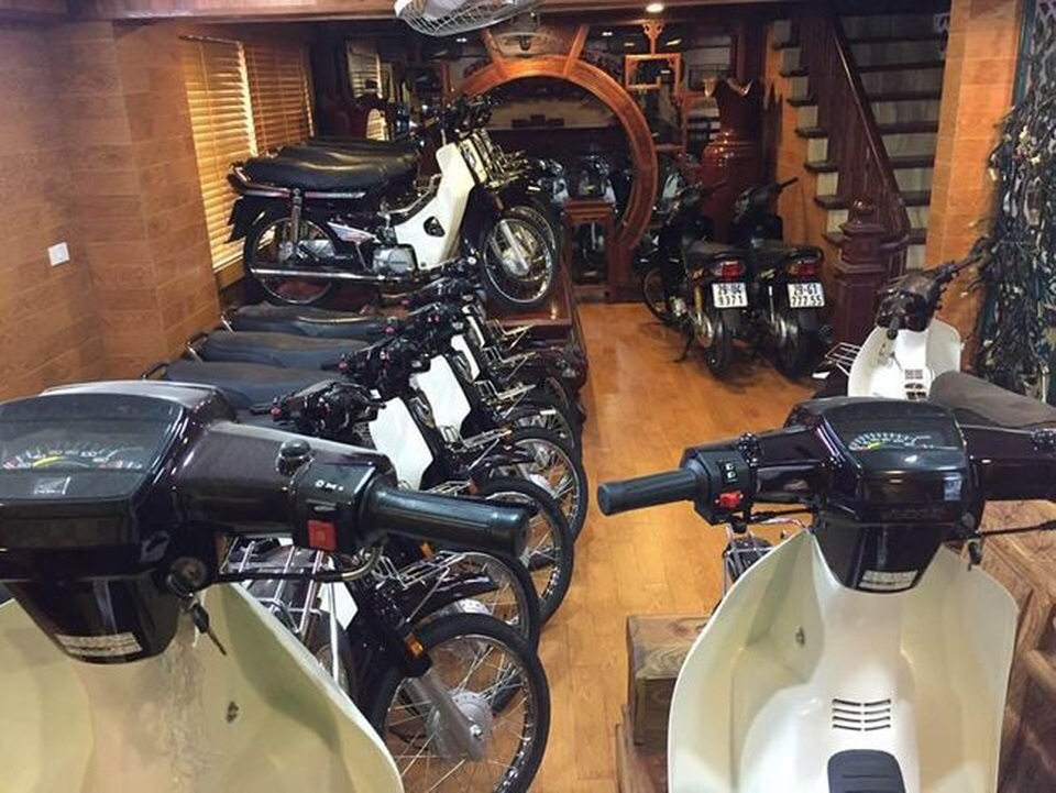 
Dàn xe Honda Dream được trưng bày tại một tư gia của một dân chơi được cho là rất mê sưu tầm xe ở Đông Anh, Hà Nội.
