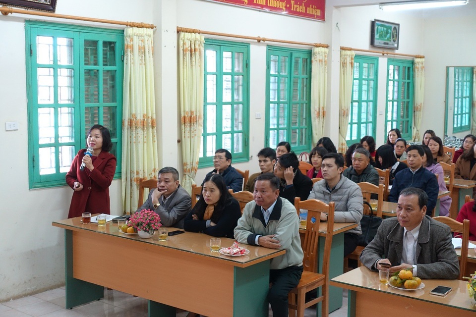 Tham quan học tập mô hình bếp ăn mẫu bán trú tại Lạng Sơn - 2
Ông Ngô Hiền – Trưởng phòng GDĐT TP. Lạng Sơn (ngoài cùng bên phải) và cái đại biểu tham quan mô hình bếp.