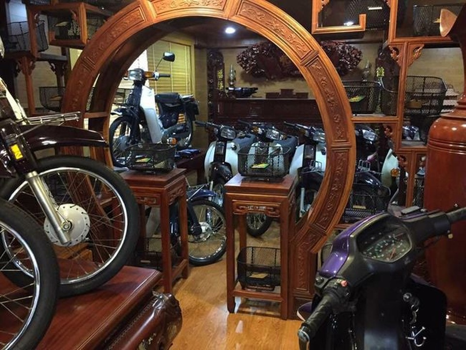 
Nhìn cơ ngơi và dàn xe khủng như thế này, nhiều người còn cho rằng nếu ở hồi xưa thì số tiền này đủ để mua cả nhiều nhà mặt tiền ở tuyến phố nhỏ.
