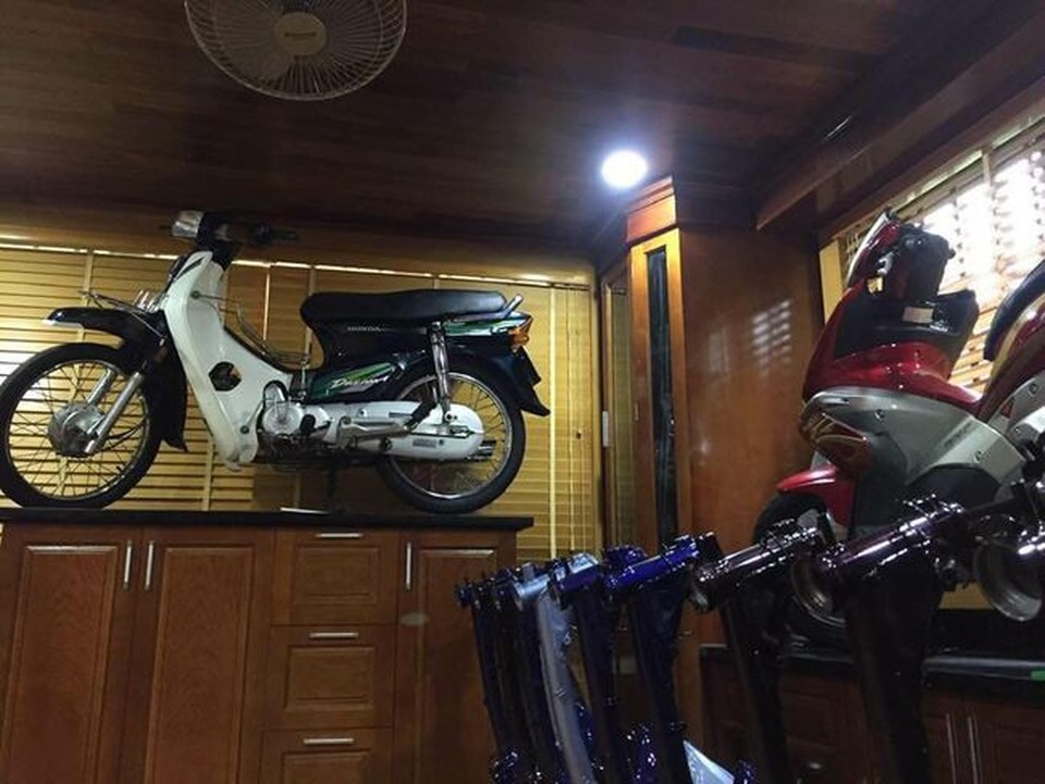 
Xe được chủ nhân rất chăm chút, đặt lên cả kệ gỗ
