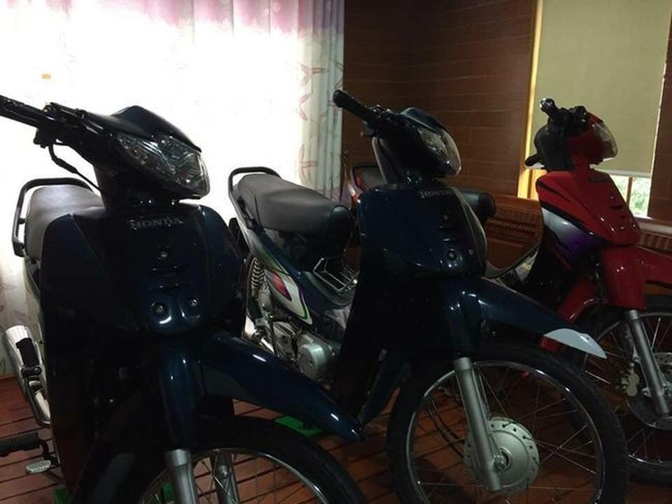 
Hai chiếc Wave đời cũ
