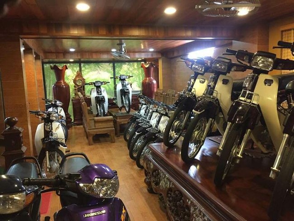 
Thế nhưng theo dân mạng, nhất là những người thạo về xe cho biết, dàn xe Honda Dream này không phải là ít tiền.
