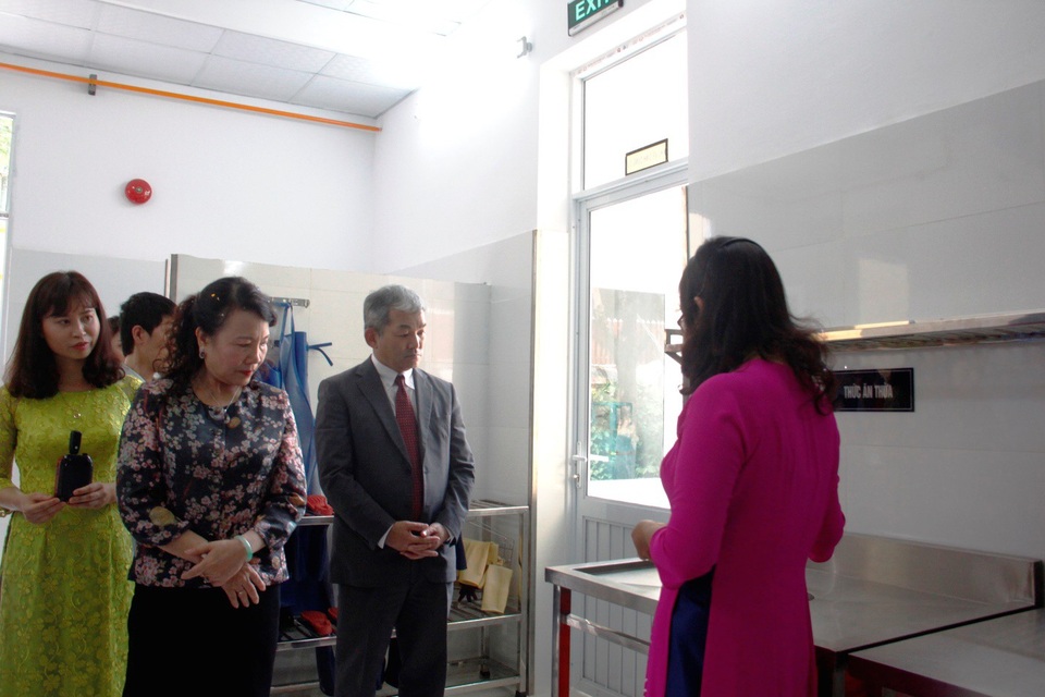 Tham quan học tập mô hình bếp ăn mẫu bán trú tại Lạng Sơn - 4
Tiến sĩ Nguyễn Thị Nghĩa – Thứ trưởng Bộ GDĐT và ông Keiji Kaneko – Tổng giám đốc Công ty Ajinomoto Việt Nam tham quan mô hình bếp.