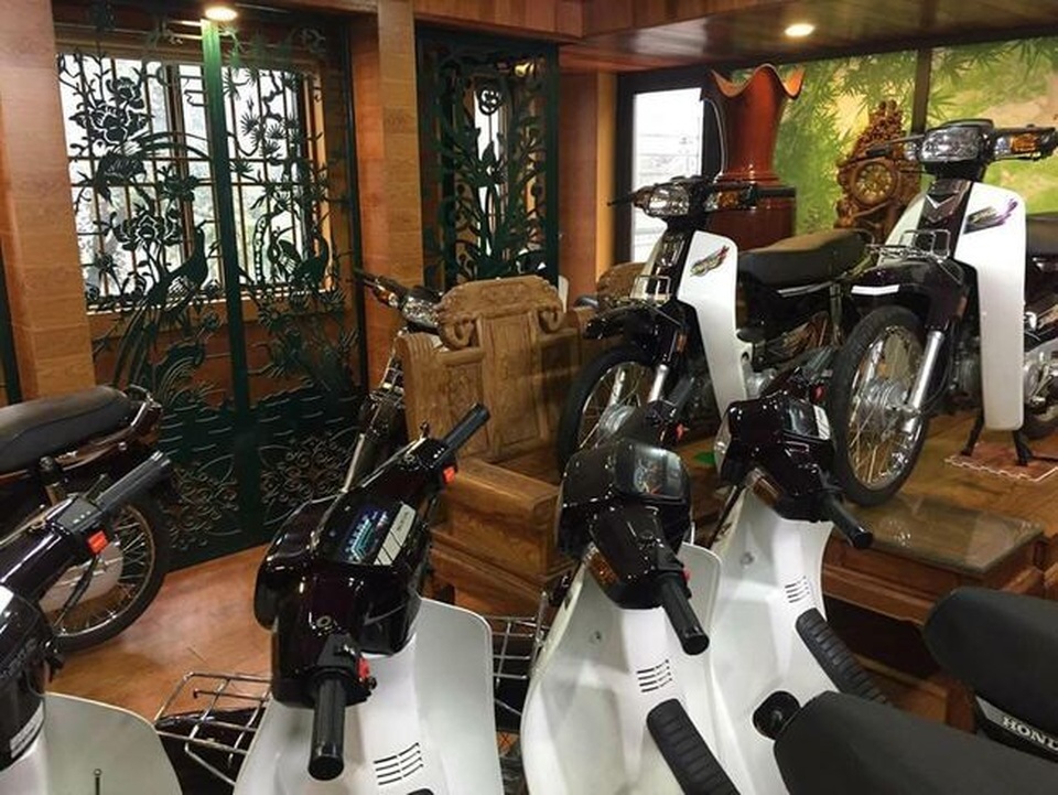 
Những chiếc xe Dream để trên sàn gỗ, kệ gỗ khiến dân chơi xe phát sốt.
