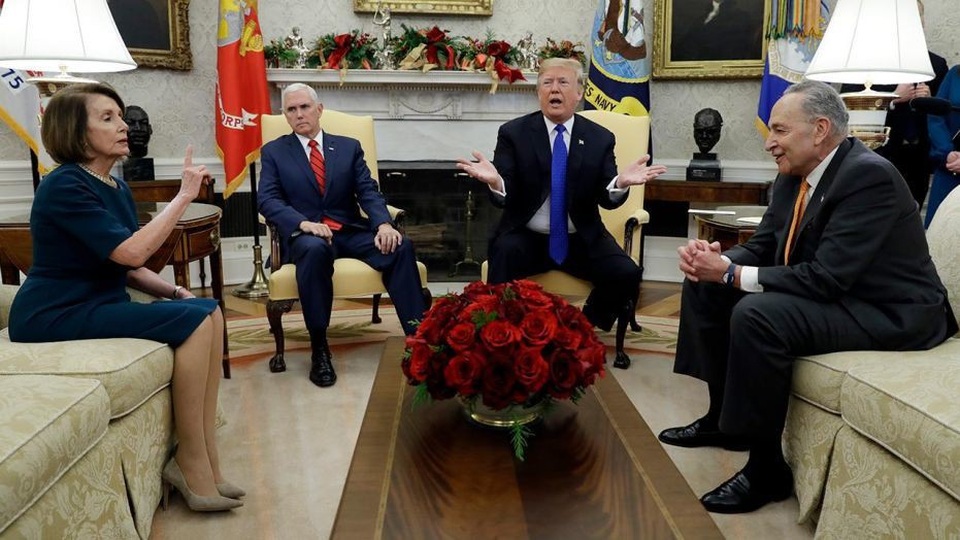 Cuộc tranh luận “nảy lửa” giữa Tổng thống Trump và lãnh đạo phe Dân chủ - 1
(Từ trái qua phải) Bà Nancy Pelosi, ông Mike Pence, ông Donald Trump và ông Chuck Schumer (Ảnh: Fox News)