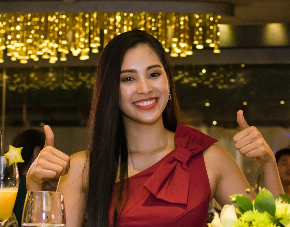 Hoa hậu Tiểu Vy xinh tươi tái xuất - 4
Dự tiệc Fine Dining của nhà hàng Lion City, Hoa hậu chia sẻ cô là người có tâm hồn ăn uống nên rất thích nếm thử các món ăn mới