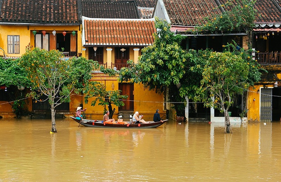Phát triển du lịch Quảng Nam thành ngành kinh tế mũi nhọn - 2 Hội An là điểm du lịch hấp dẫn của Quảng Nam. Trong ảnh: Du khách đi ghe tham quan phố cổ trong mùa mưa lũ
