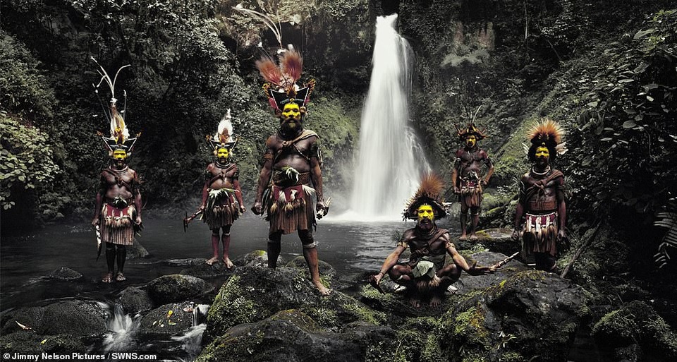 Chiêm ngưỡng vẻ đẹp mê hoặc của… văn hóa - 2
Bộ tộc Huli sinh sống ở Papua New Guinea (một quốc gia ở Châu Đại Dương) có dân số vào khoảng 65.000 người. Họ đã sống ở đây từ hàng ngàn năm với nền văn hóa lâu đời. Người Huli hầu như không tiếp xúc với thế giới bên ngoài cho tới tận giữa thế kỷ 19.