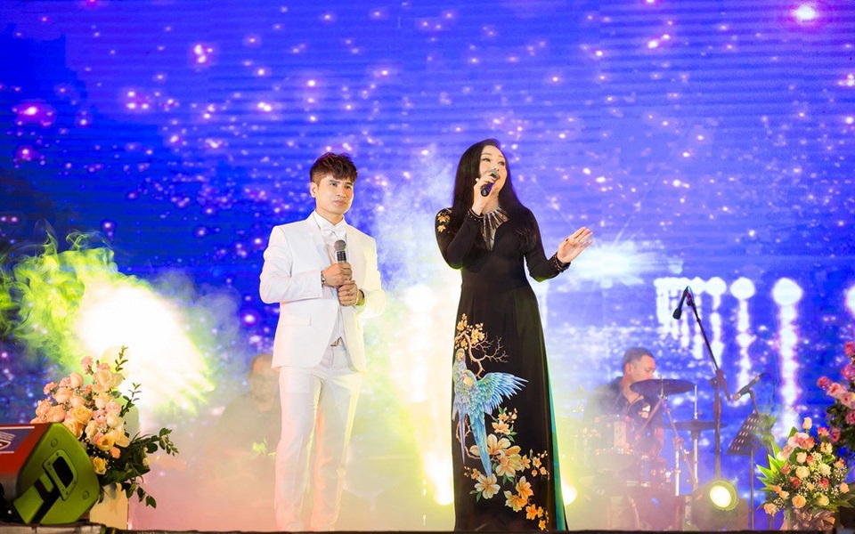 Ngọc Sơn, Tuấn Hưng “cháy” hết mình trong liveshow Lương Gia Huy - 2 Ngọc Sơn, Tuấn Hưng “cháy” hết mình trong liveshow Lương Gia Huy - 2
