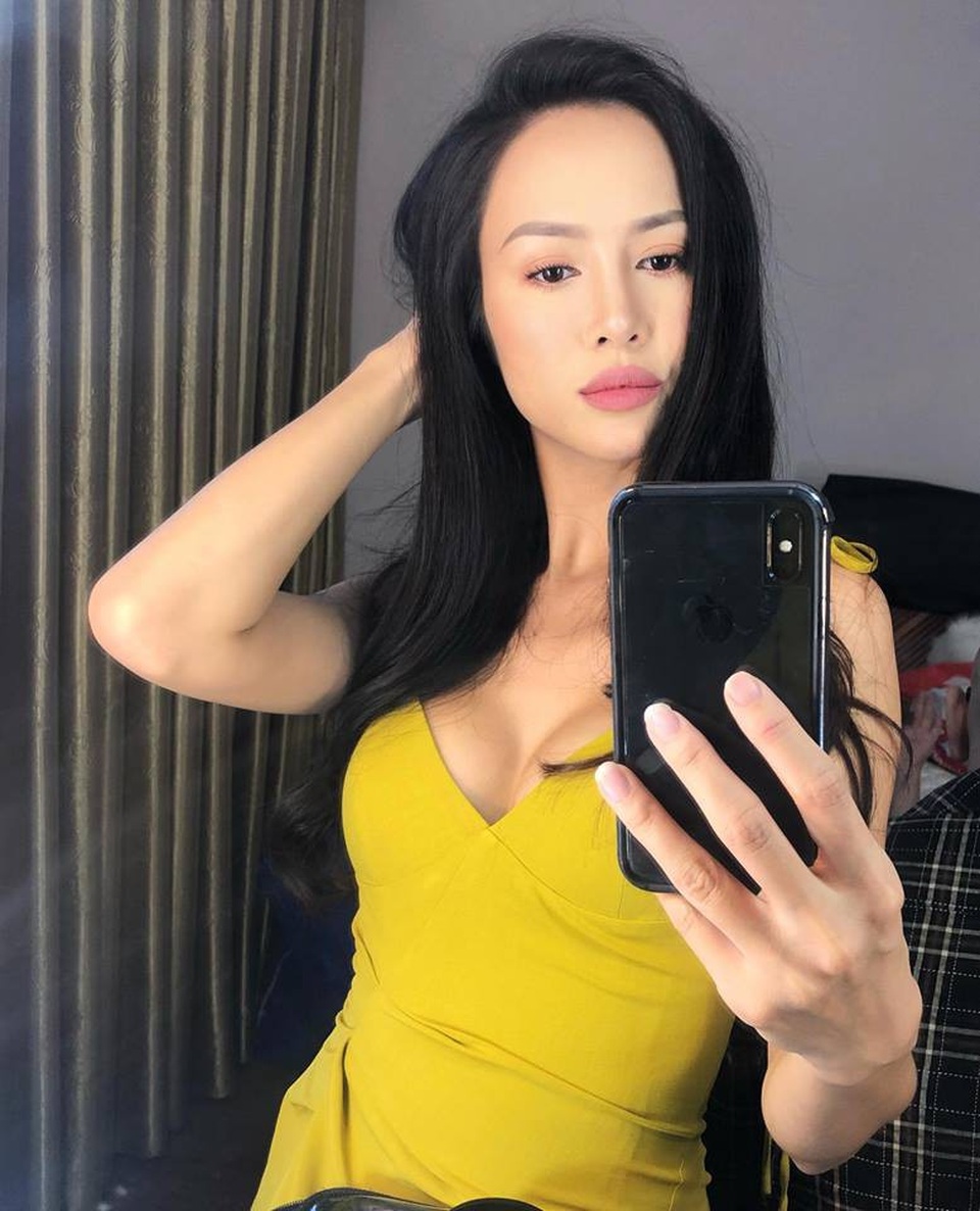 Vóc dáng ngày càng bốc lửa, Vũ Ngọc Anh triệt để "khoe da thịt" - 7 Trong một lần trả lời phỏng vấn, cô tiết lộ chỉ nâng cấp vòng 1 và làm trắng răng chứ chưa đụng dao kéo tới bất cứ bộ phận nào trên gương mặt.