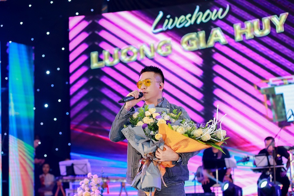 Ngọc Sơn, Tuấn Hưng “cháy” hết mình trong liveshow Lương Gia Huy - 4 Ngọc Sơn, Tuấn Hưng “cháy” hết mình trong liveshow Lương Gia Huy - 4