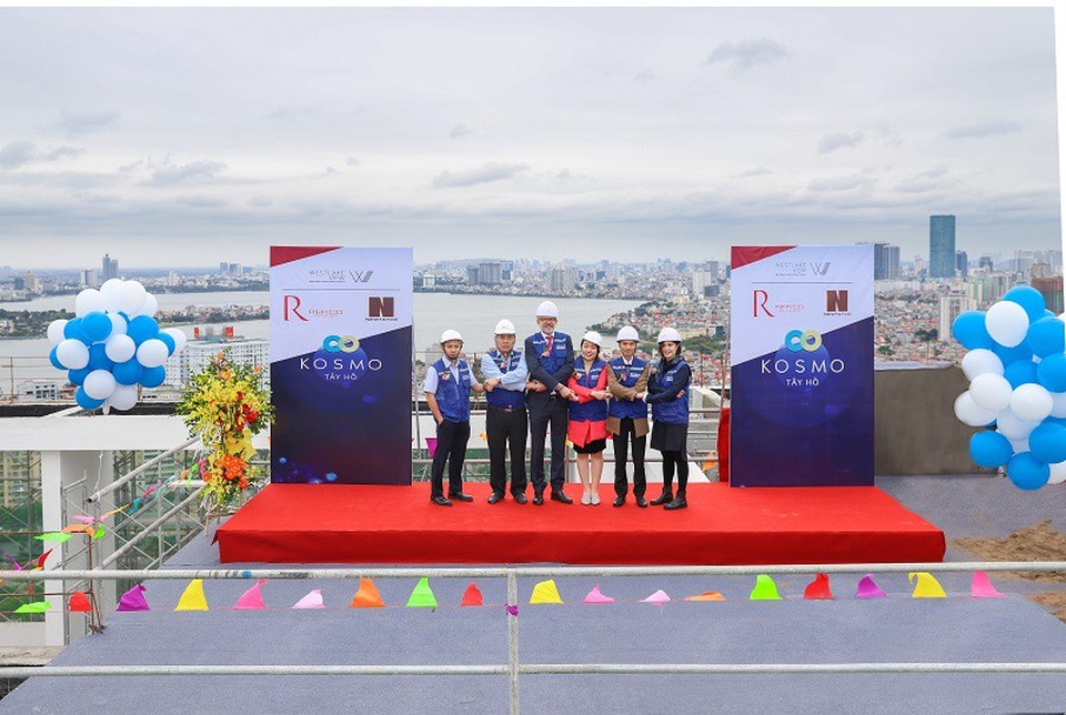 Kosmo Tây Hồ chinh phục khách hàng bằng chất lượng và tiến độ - 2
Đại diện CĐT cùng các đơn vị thi công thực hiện nghi thức cất nóc