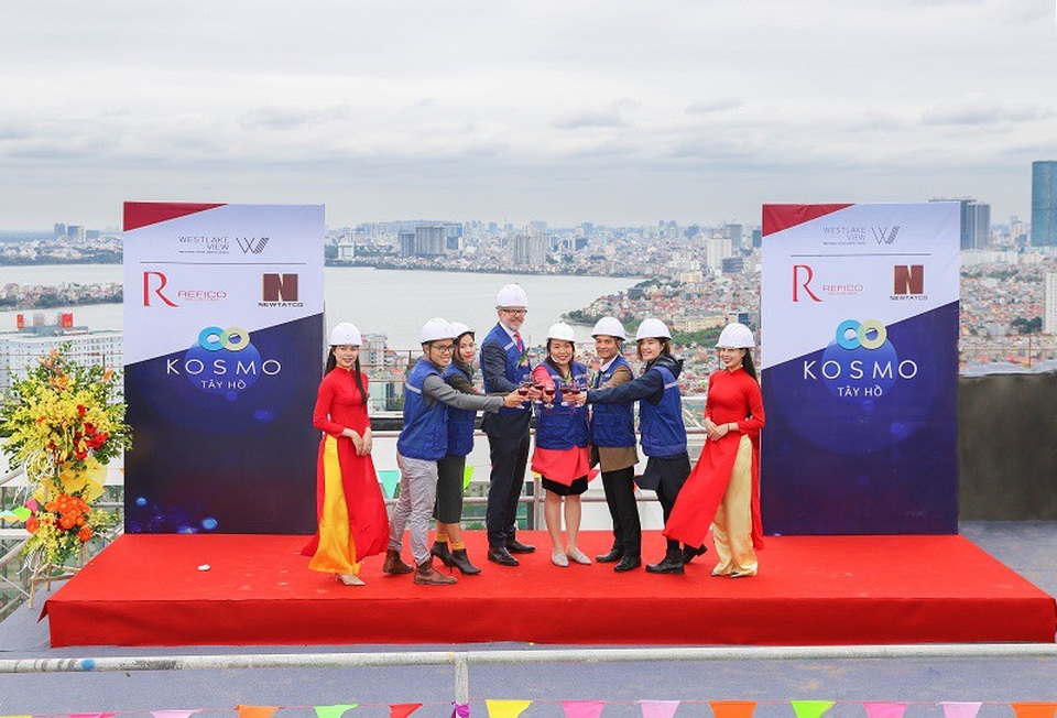 Kosmo Tây Hồ chinh phục khách hàng bằng chất lượng và tiến độ - 3
Lễ cất nóc này sẽ là dấu mốc quan trọng, là bước đi tiền đề vững chắc và tốt đẹp cho các giai đoạn xây dựng tiếp theo