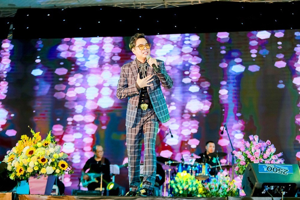 Ngọc Sơn, Tuấn Hưng “cháy” hết mình trong liveshow Lương Gia Huy - 3 Ngọc Sơn, Tuấn Hưng “cháy” hết mình trong liveshow Lương Gia Huy - 3