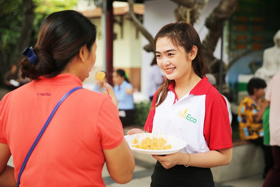 2000 người tham gia chuỗi sự kiện “Từ ăn sạch đến sống xanh” tại TP.HCM - 3 
Người tham dự còn được tham gia nhiều chương trình hoạt náo tại các khu trưng bày của VinMart, VinMart+, VinEco và các nhà cung cấp…