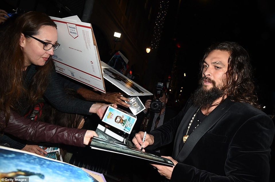 
Jason Momoa ký tặng fans
