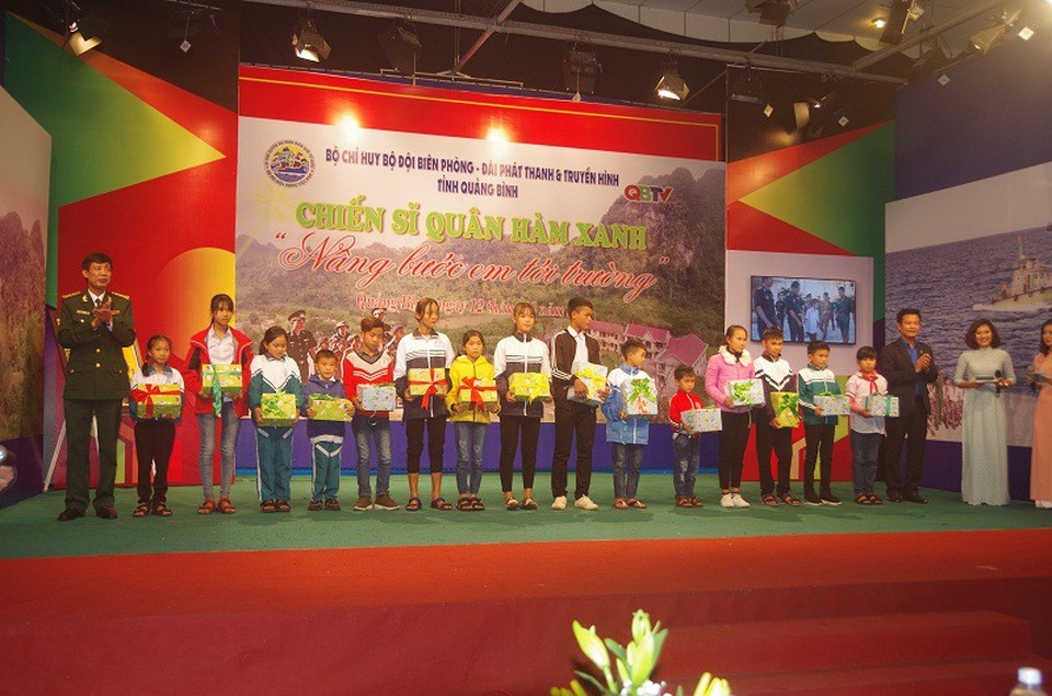 Quảng Bình: Người lính Biên phòng và hành trình nâng bước em tới trường - 1 Lãnh đạo UBND tỉnh Quảng Bình và Bộ Chỉ huy BĐBP tỉnh Quảng Bình tặng quà cho các em được nhận đỡ đầu trong chương trình Nâng bước em tới trường.