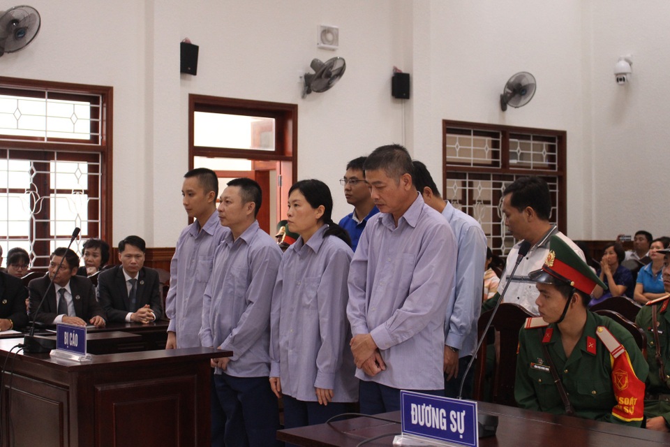 Buôn lậu gần 5 triệu lít xăng qua cảng Cam Ranh, 8 bị cáo lãnh án - 1 Các bị cáo tại phiên tòa