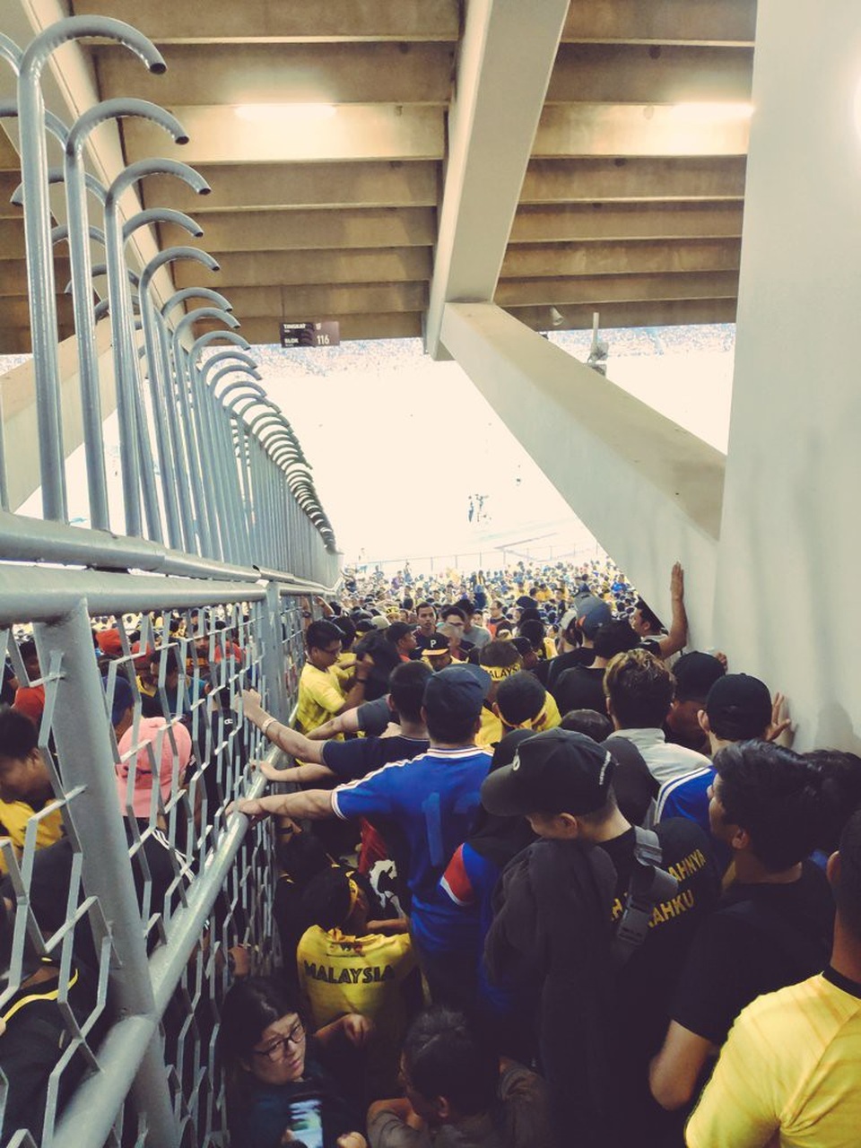 Bóng đá Malaysia cần một lời giải thích với cổ động viên Việt Nam - 4 Tình trạng ngồi và đứng tràn ra cả lối đi