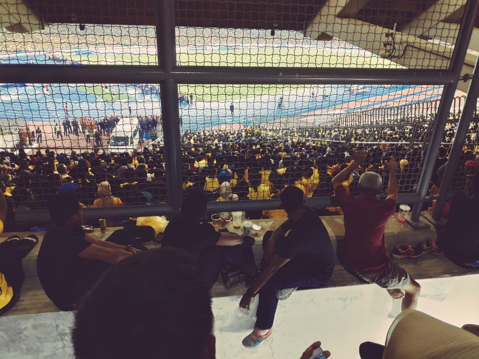 Bóng đá Malaysia cần một lời giải thích với cổ động viên Việt Nam - 1 Hình ảnh báo chí Malaysia đăng tải, về tình trạng quá tải ở sân Bukit Jalil trong trận chung kết lượt đi