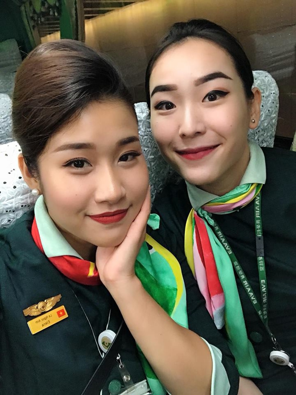 Nữ tiếp viên xinh đẹp mang 2 dòng máu Việt - Hoa, sở hữu thân hình nuột nà - 1
Chung Thể Hồng (còn được gọi là Hồng Chung, sinh năm 1991) hiện đang là tiếp viên hàng không cho hãng hàng không Eva Air tại Đài Loan (TQ). Cô nàng là người Việt gốc Hoa, sinh ra và lớn lên ở Sài Gòn.