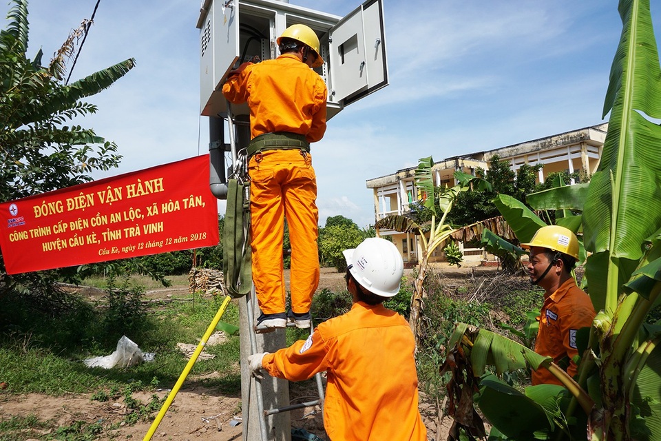 “Ốc đảo” cuối cùng tỉnh Trà Vinh hòa điện lưới quốc gia - 1 Công nhân Điện lực Cầu Kè đóng điện vận hành trạm biến áp An Lộc 2
