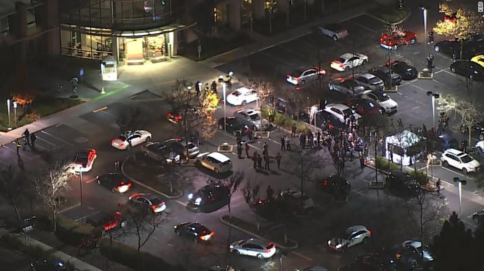 Facebook gấp rút sơ tán nhân viên vì bị đe dọa đánh bom - 1 Cảnh sát được huy động đến trụ sở Facebook để rà soát sau khi nhận được lời đe dọa đánh bom nơi đây