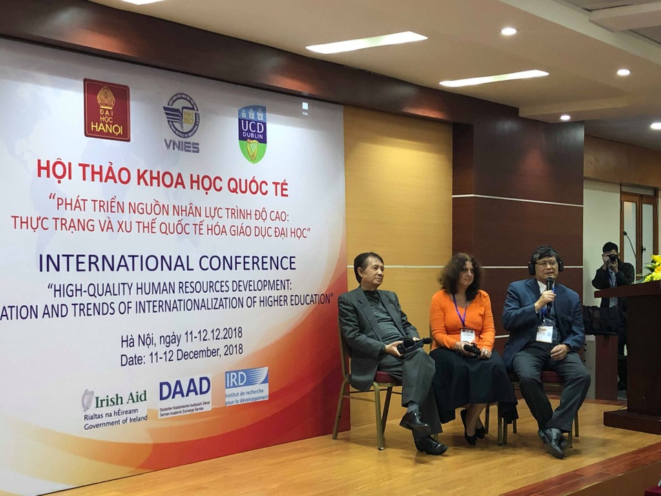 Giáo dục đại học Việt Nam phải quốc tế hóa mới tránh “chảy máu chất xám” - 1
Các diễn giả tham gia Hội thảo khoa học quốc tế