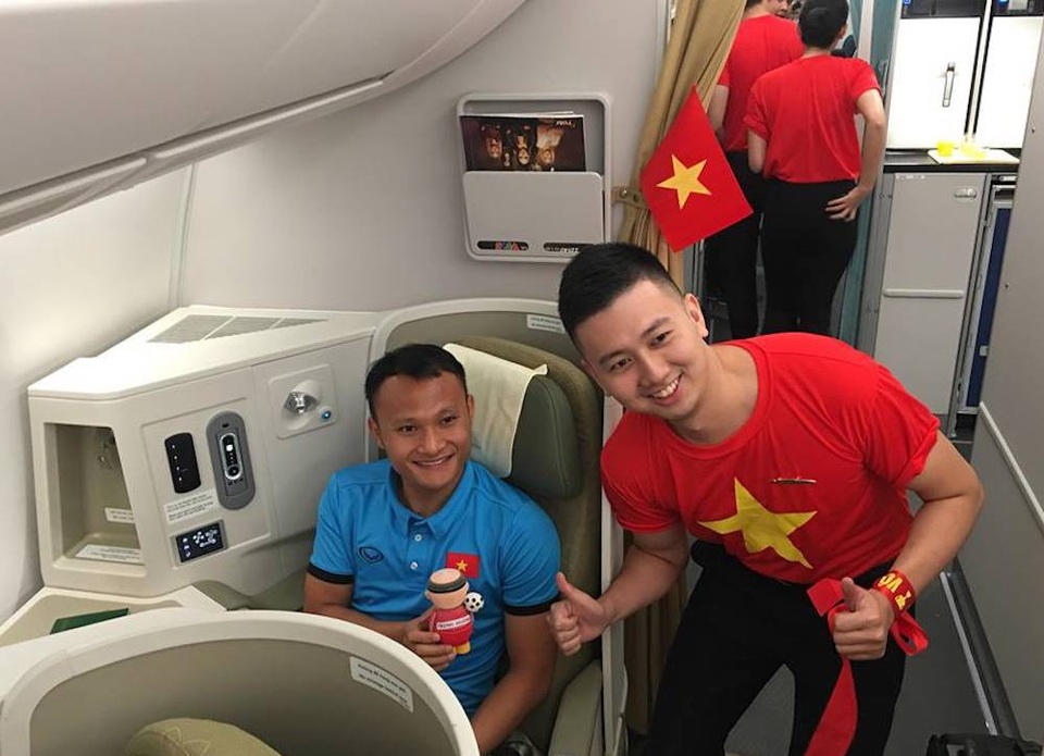 Những hình ảnh đặc biệt trên chuyên cơ đưa đội tuyển Việt Nam về nước - 4 Hậu vệ cánh Trọng Hoàng chụp ảnh lưu niệm cùng nam tiếp viên hàng không của Vietnam Airlines.