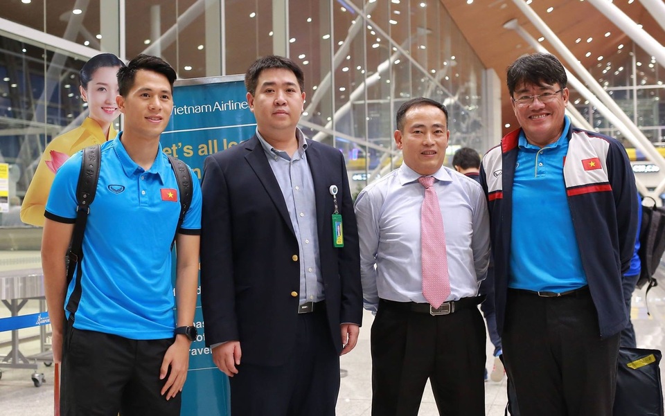 Những hình ảnh đặc biệt trên chuyên cơ đưa đội tuyển Việt Nam về nước - 8 Hình ảnh tuyển thủ cùng ban lãnh đạo Đội tuyển Quốc gia Việt Nam tại san bay Kuala Lumpur.