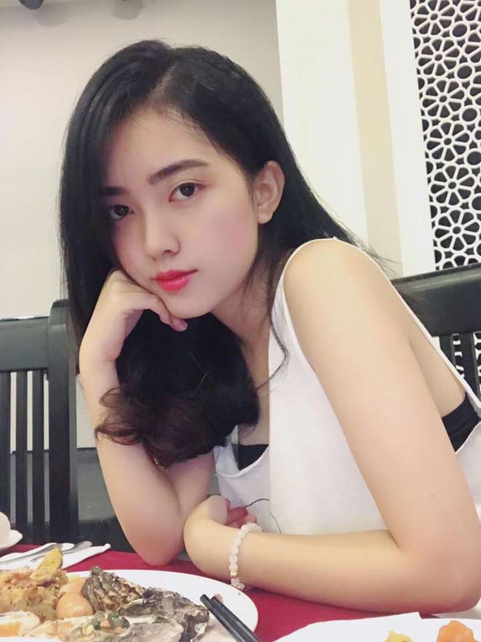Một nửa xinh đẹp của cầu thủ có gương mặt "giải trí" nhất tuyển Việt Nam - 10
Hà Trang từng đến sân cỏ cổ vũ tuyển Việt Nam trận bán kết lượt về