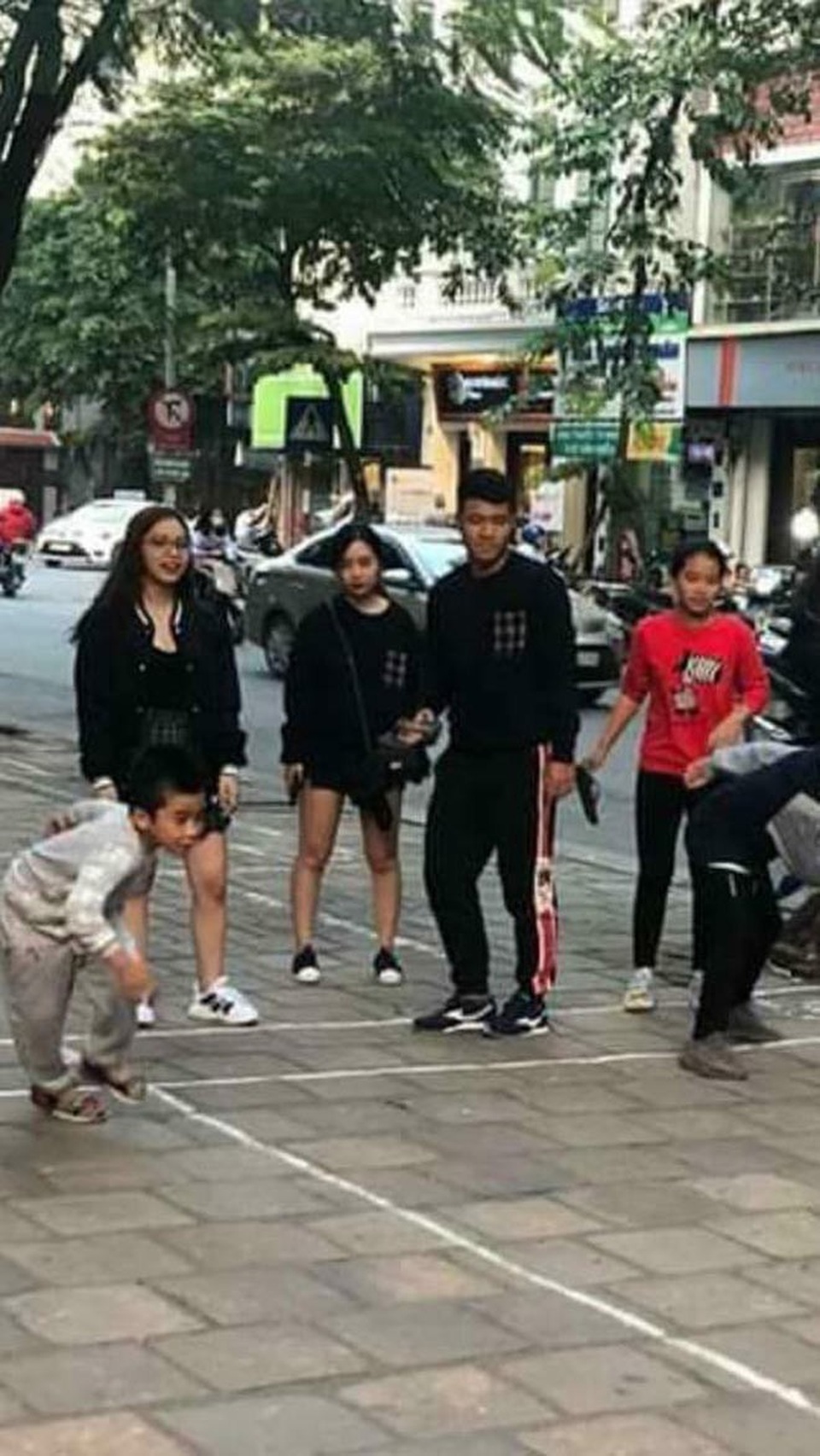 Một nửa xinh đẹp của cầu thủ có gương mặt "giải trí" nhất tuyển Việt Nam - 2
Hình ảnh Đức Chinh nắm tay một cô gái lạ từng khiến dân mạng xôn xao