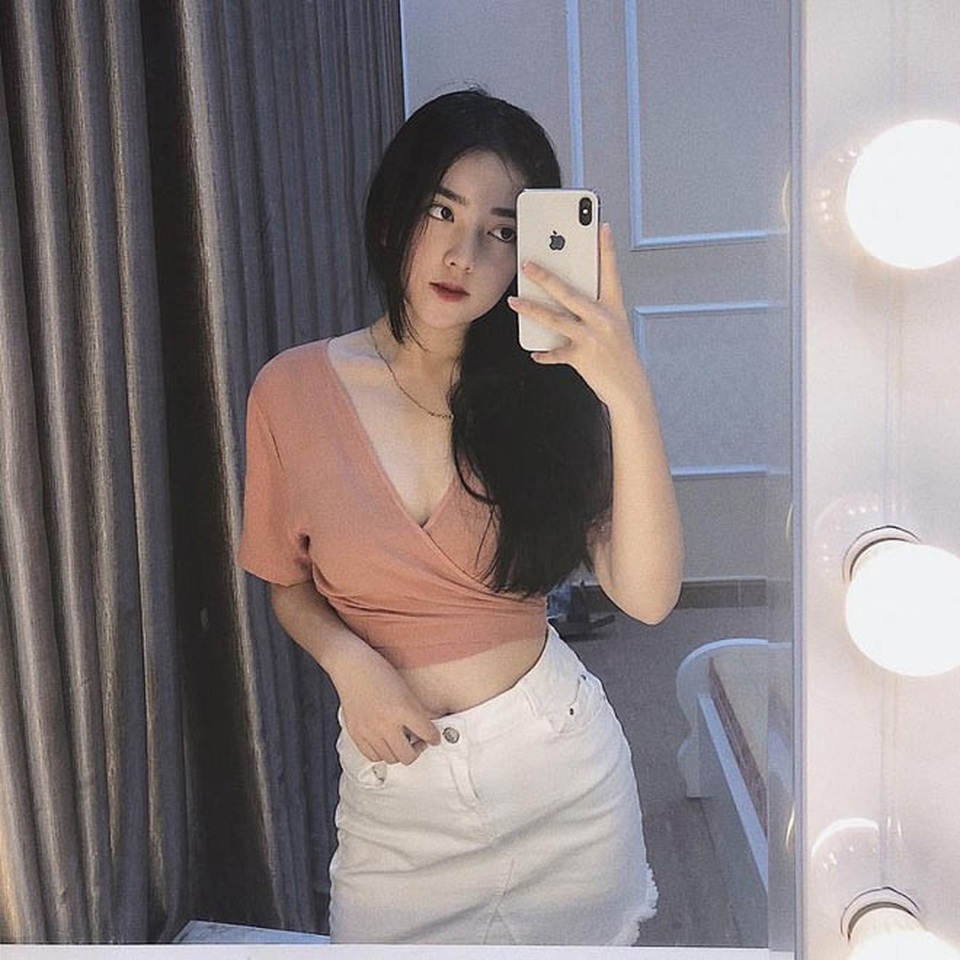 Một nửa xinh đẹp của cầu thủ có gương mặt "giải trí" nhất tuyển Việt Nam - 4
Cô nàng 20 tuổi, quê Bắc Giang