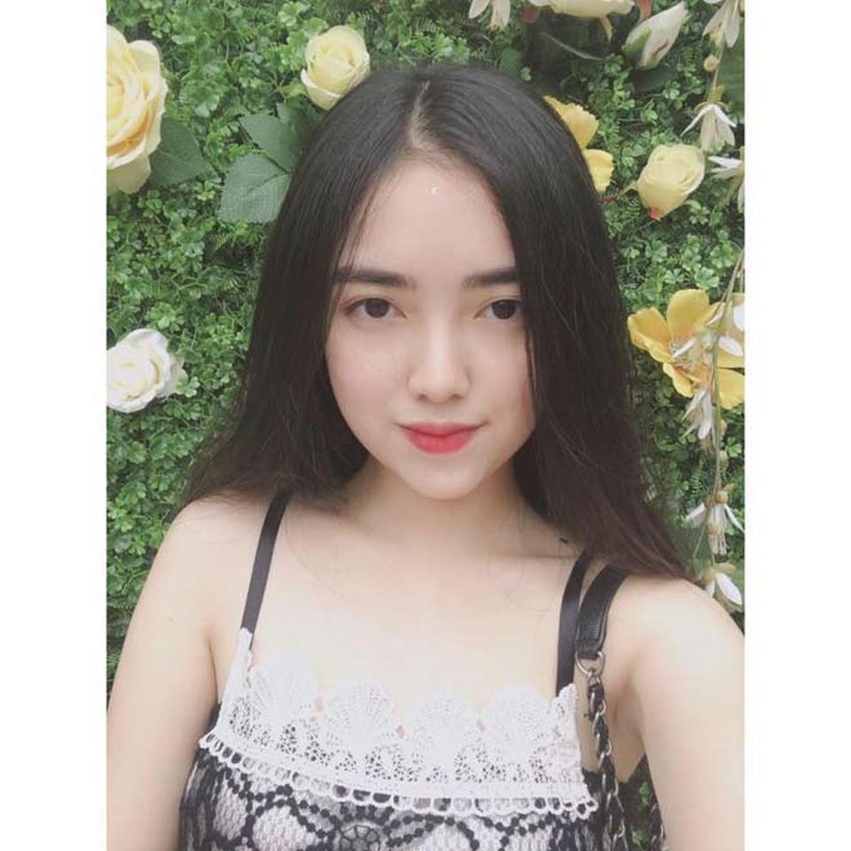 Một nửa xinh đẹp của cầu thủ có gương mặt "giải trí" nhất tuyển Việt Nam - 9
Gương mặt bầu bĩnh, xinh đẹp