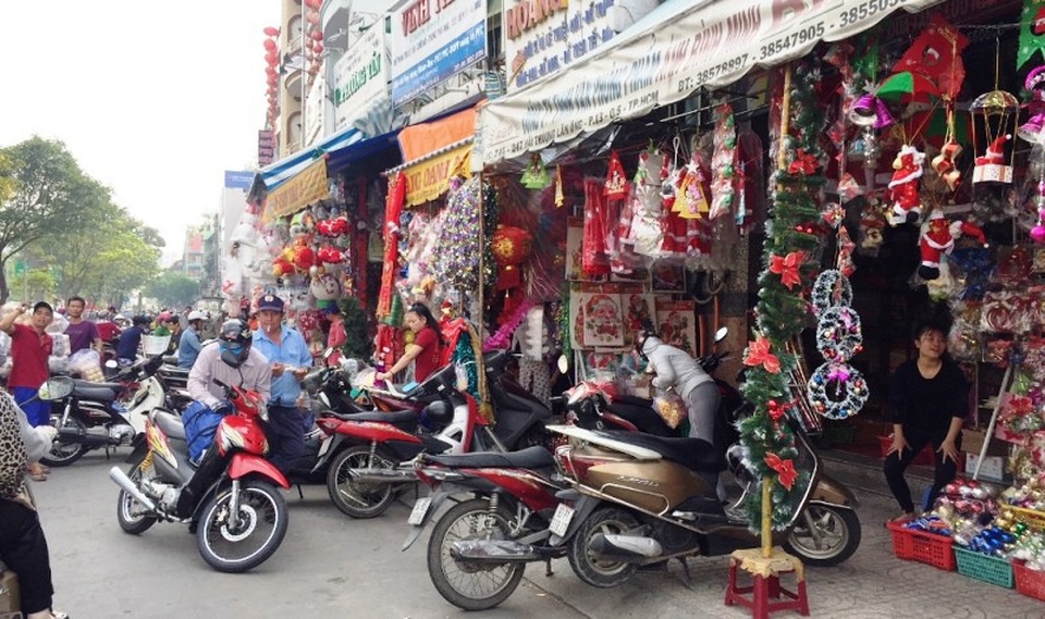 Đồ trang trí Noel vào “giờ G”, người bán kiếm chục triệu đồng/ngày - 1 Thị trường bán đồ trang trí Giáng sinh đang rất sôi động tại TPHCM.