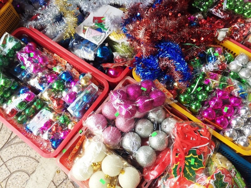 Đồ trang trí Noel vào “giờ G”, người bán kiếm chục triệu đồng/ngày - 2 Đồ trang trí Giáng sinh truyền thống luôn “hút hàng”.