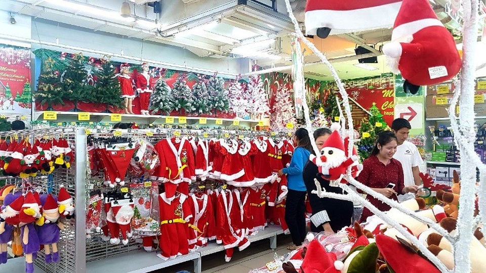 Đồ trang trí Noel vào “giờ G”, người bán kiếm chục triệu đồng/ngày - 3 Các siêu thị cũng rất đa dạng về chủng loại hàng hóa.