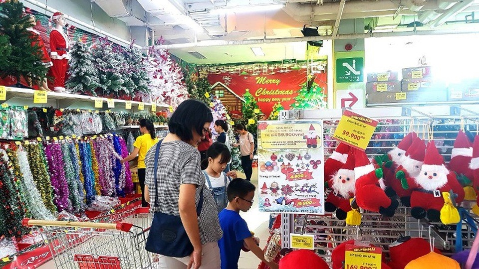 Đồ trang trí Noel vào “giờ G”, người bán kiếm chục triệu đồng/ngày - 4 Giá cả tại các siêu thị cũng rất “bình dân” và đảm bảo được chất lượng, nguồn gốc, xuất xứ hàng hóa