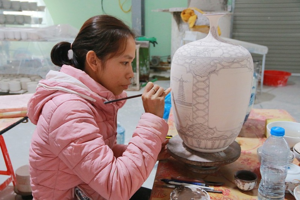 Gốm cổ Bồ Bát hồi sinh sau hơn 1.000 năm thất truyền - 8 Nghệ nhân say mê làm ra ra những sản phẩm gốm Bồ Bát để làng nghề ngày càng phát triển, lấy lại thương hiệu nổi tiếng xưa.