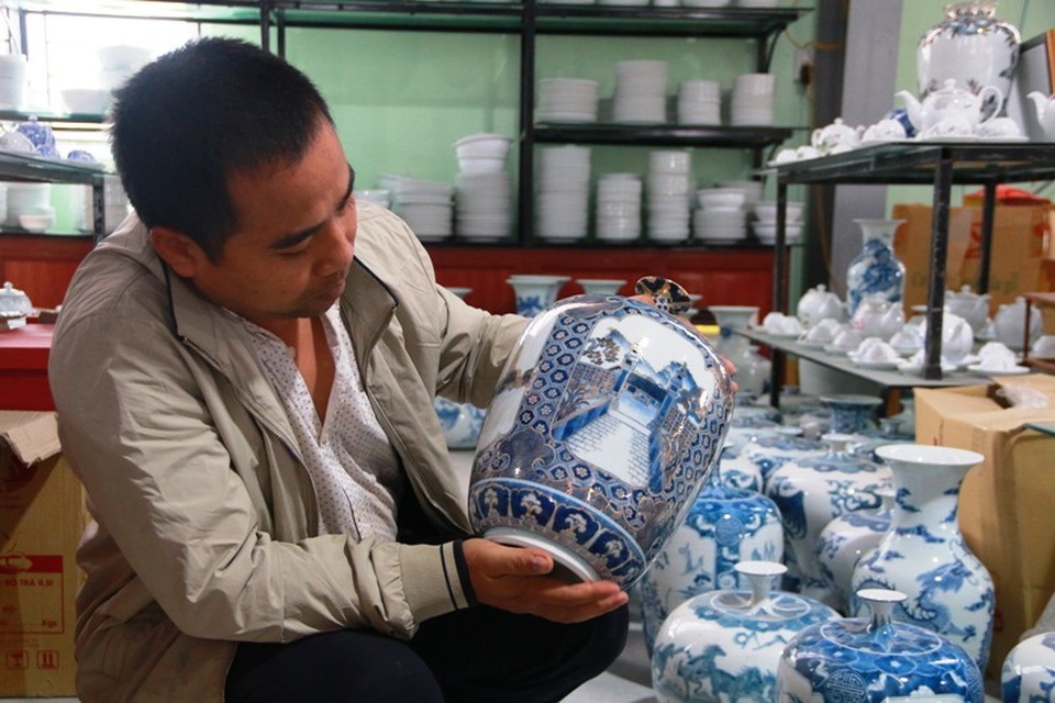 Gốm cổ Bồ Bát hồi sinh sau hơn 1.000 năm thất truyền - 6 Nghệ nhân Phạm Văn Vang bên sản phẩm gốm do chính tay mình làm ra.
