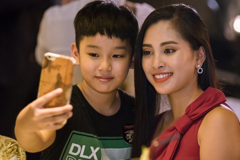 Hoa hậu Tiểu Vy xinh tươi tái xuất - 2
Người đẹp cao 1,73m rạng rỡ dự một sự kiện tại Sài thành, cô thân thiện với mọi khách mời trong sự kiện