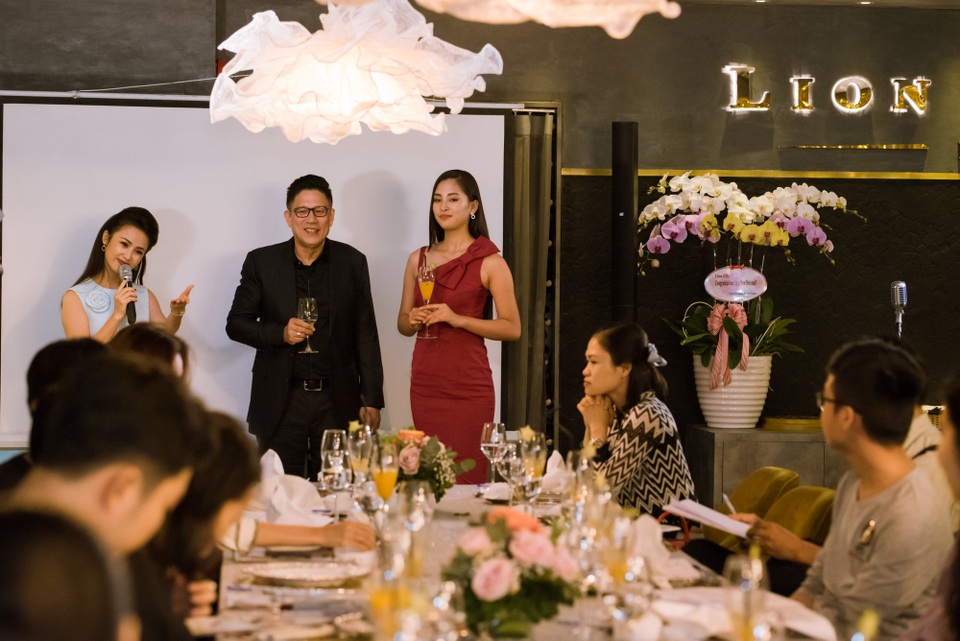 Hoa hậu Tiểu Vy xinh tươi tái xuất - 3
Tiểu Vy và ông Harry Ang doanh nhân người Singapore, chủ thương hiệu Lion City