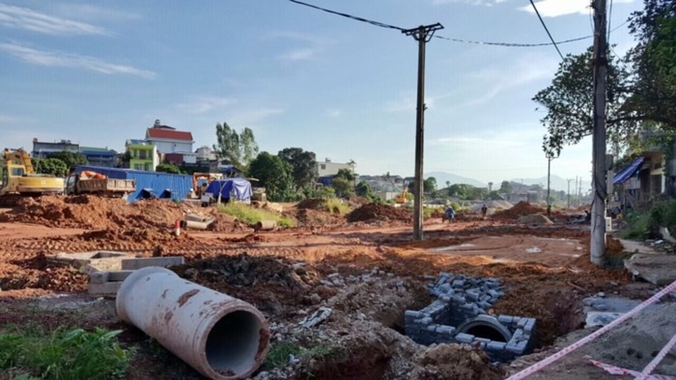 Siêu dự án "khu du lịch tâm linh" của đại gia Xuân Trường tại Chùa Hương bị phản ứng - 2
Một khu vực công trường còn ngổn ngang thi công của dự án khu du lịch tâm linh hồ Núi Cốc (Ảnh: Báo Thái Nguyên)