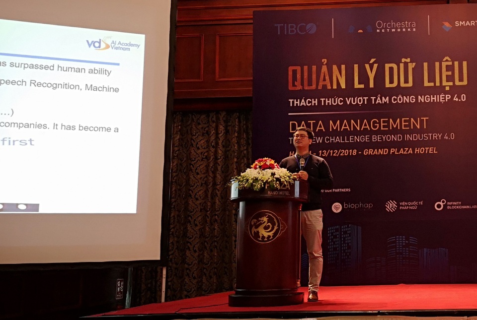 "Dữ liệu biết về các bạn nhiều hơn những gì chúng ta biết về chúng" - 3 TS. Nguyễn Xuân Hoài, Đồng sáng lập & Giám đốc Học viện AI Việt Nam khẳng định không phải cứ có nhiều dữ liệu thì mặc nhiên chúng ta sẽ có AI tốt.