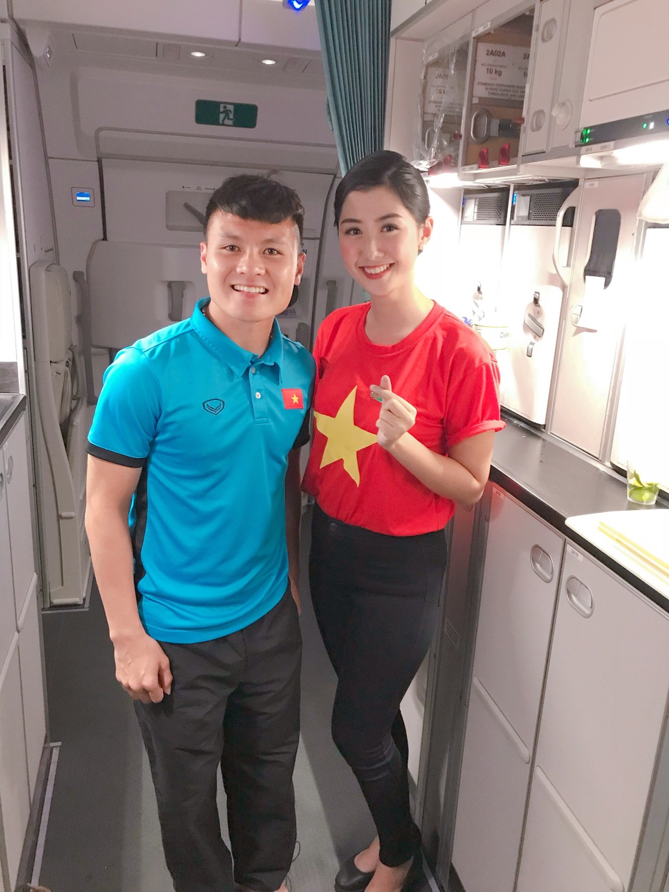 Người đẹp Hoa hậu VN làm tiếp viên trên chuyến bay của ĐT Việt Nam - 3 Ngọc Linh chụp ảnh cùng cầu thủ Quang Hải mà cô hâm mộ nhất. Linh khen Quang Hải thân thiện và biết quan tâm tới người khác.